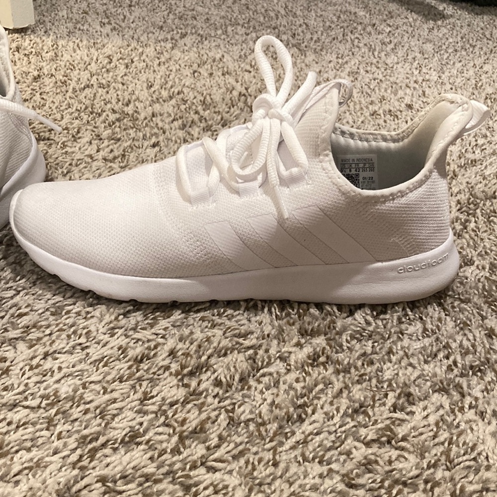 Women’s 9.5 white Adidas cloudfoam